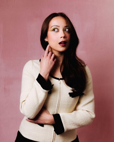 世界が恋する歌声──Laufeyが贈る『A Very Laufey Holiday』最新作、クリスマスの名曲をやさしく包み込む