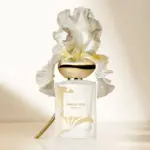 まるでクチュールドレスのような香り。アルマーニ〈プリヴェ〉から“輝きをまとう”限定フレグランスが登場