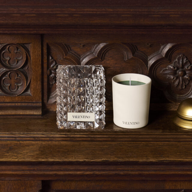 ヴァレンティノ初の“香るオブジェ”誕生　シチリア香るキャンドルがラグジュアリーすぎる