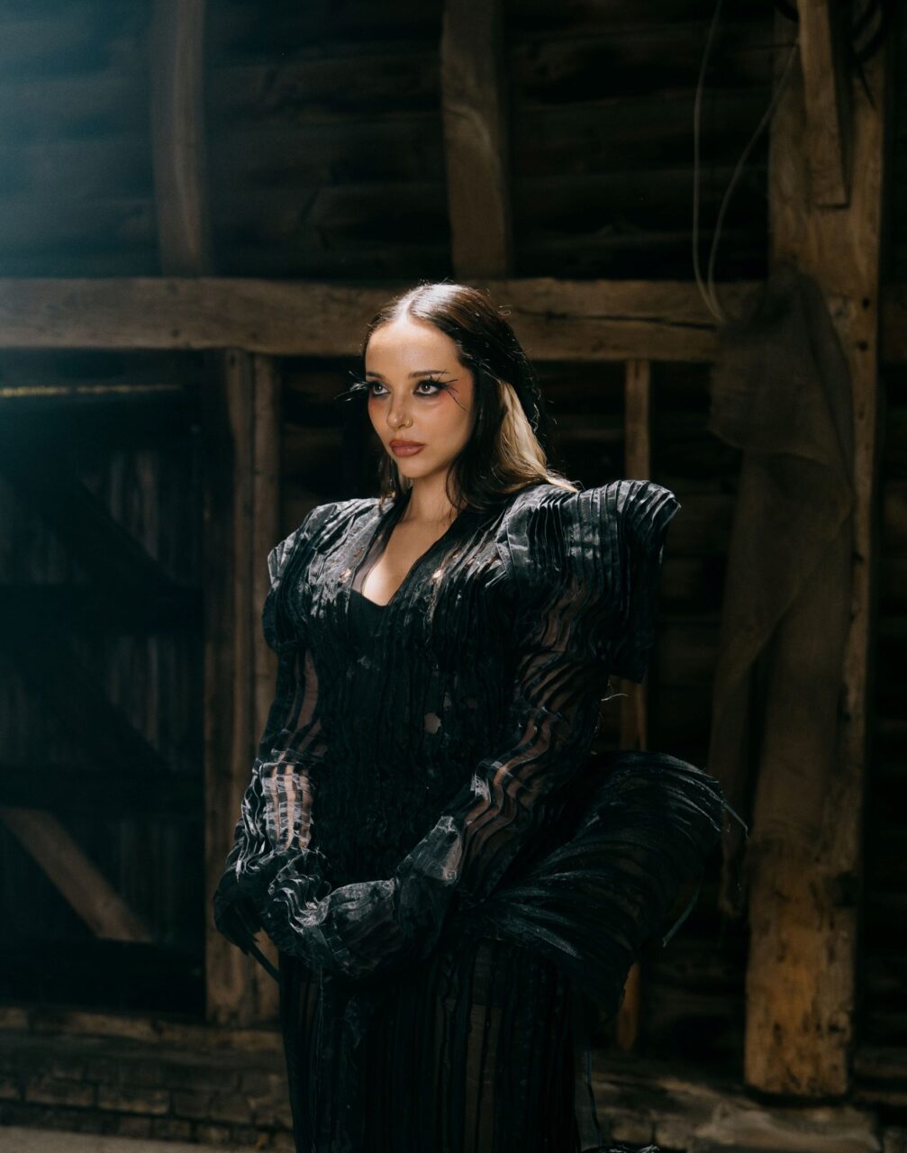 ジェイド、デビュー盤に“8曲追加”で完全進化!ダークで幻想的な「チャーチ」MVも解禁