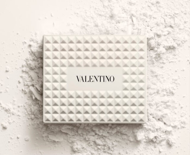 ヴァレンティノ新作「カラー クラッシュ」が万能すぎる…！12時間続く“光のツヤ”でアイもチークも思いのまま