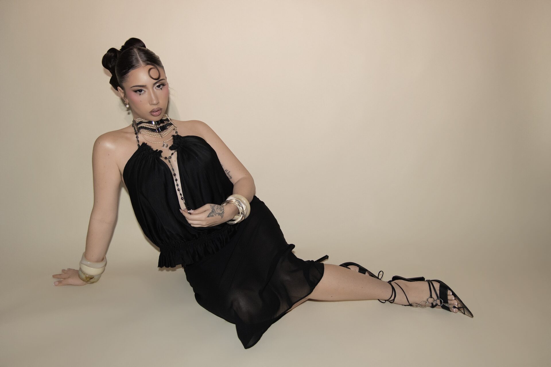 TikTokで火がついた“幻の曲”がついに…カリ・ウチス、話題騒然の新曲「Muévelo」を電撃リリース