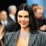 ケンダル・ジェンナーがセクシュアリティの噂にコメント　「人生の経験に扉は閉じない」