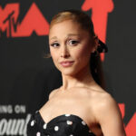 「隠れたかった」アリアナ・グランデ、過去のファッションに込められていた想い