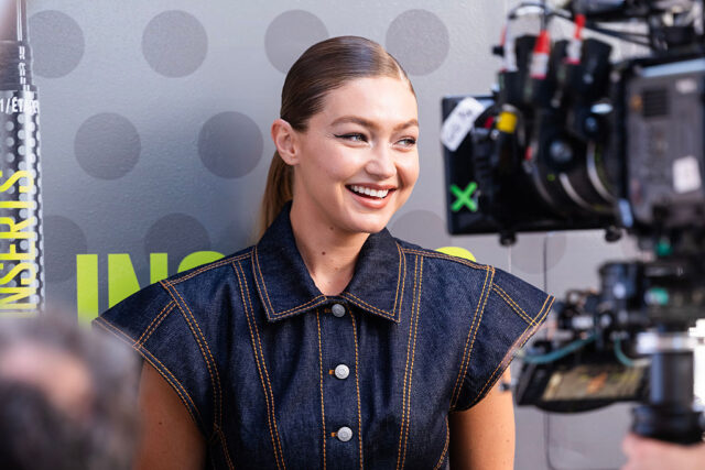 ジジ・ハディッド、マットブラックのミニボブで大胆イメチェン ― 2026年ヘアトレンドを先取り