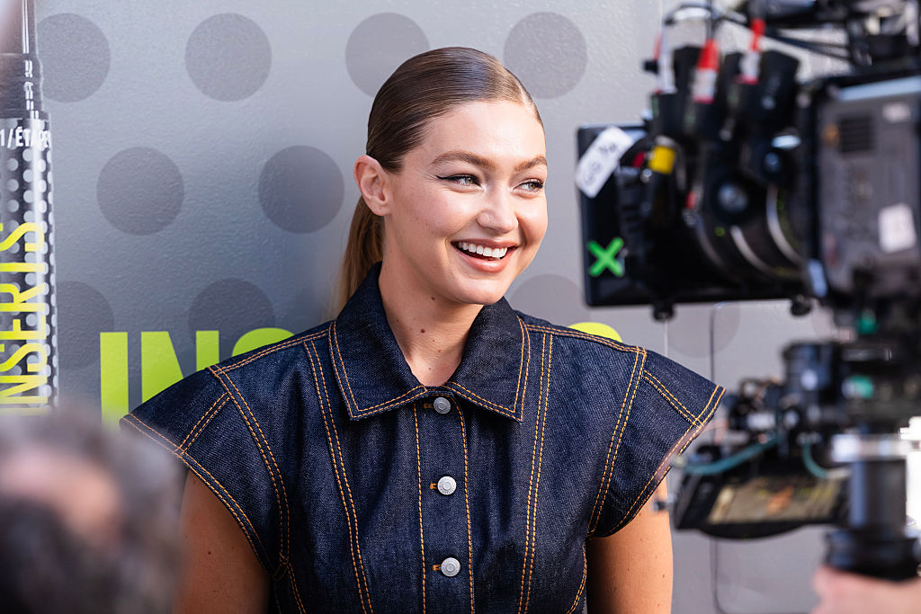 ジジ・ハディッド、マットブラックのミニボブで大胆イメチェン ― 2026年ヘアトレンドを先取り