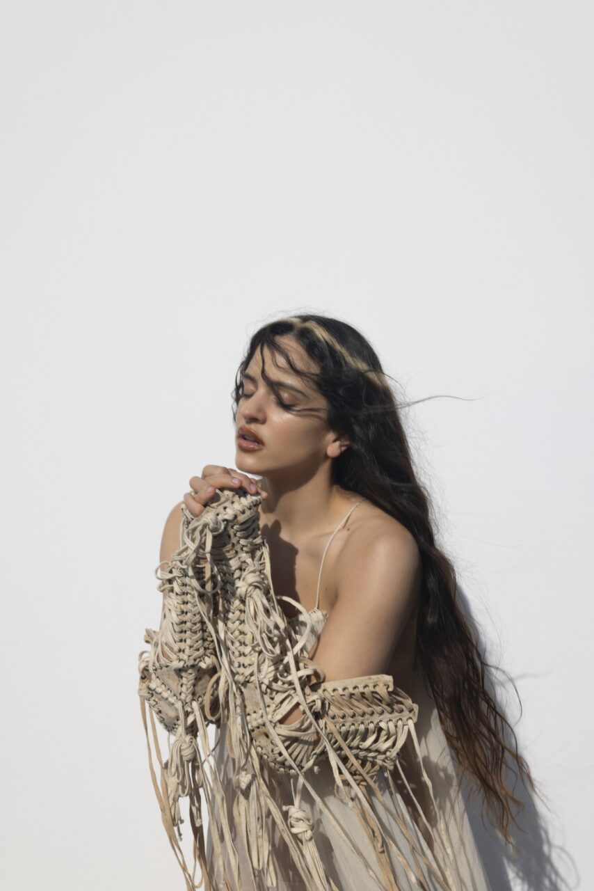 「2020年代を代表する1枚」ロザリア最新作『LUX』国内盤CD発売　記録ずくめの名盤、その全貌とは