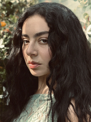 ゴールデン・グローブで存在感!チャーリーxcx、映画『嵐が丘』に着想の新アルバム『Wuthering Heights』発表&日本限定CDも