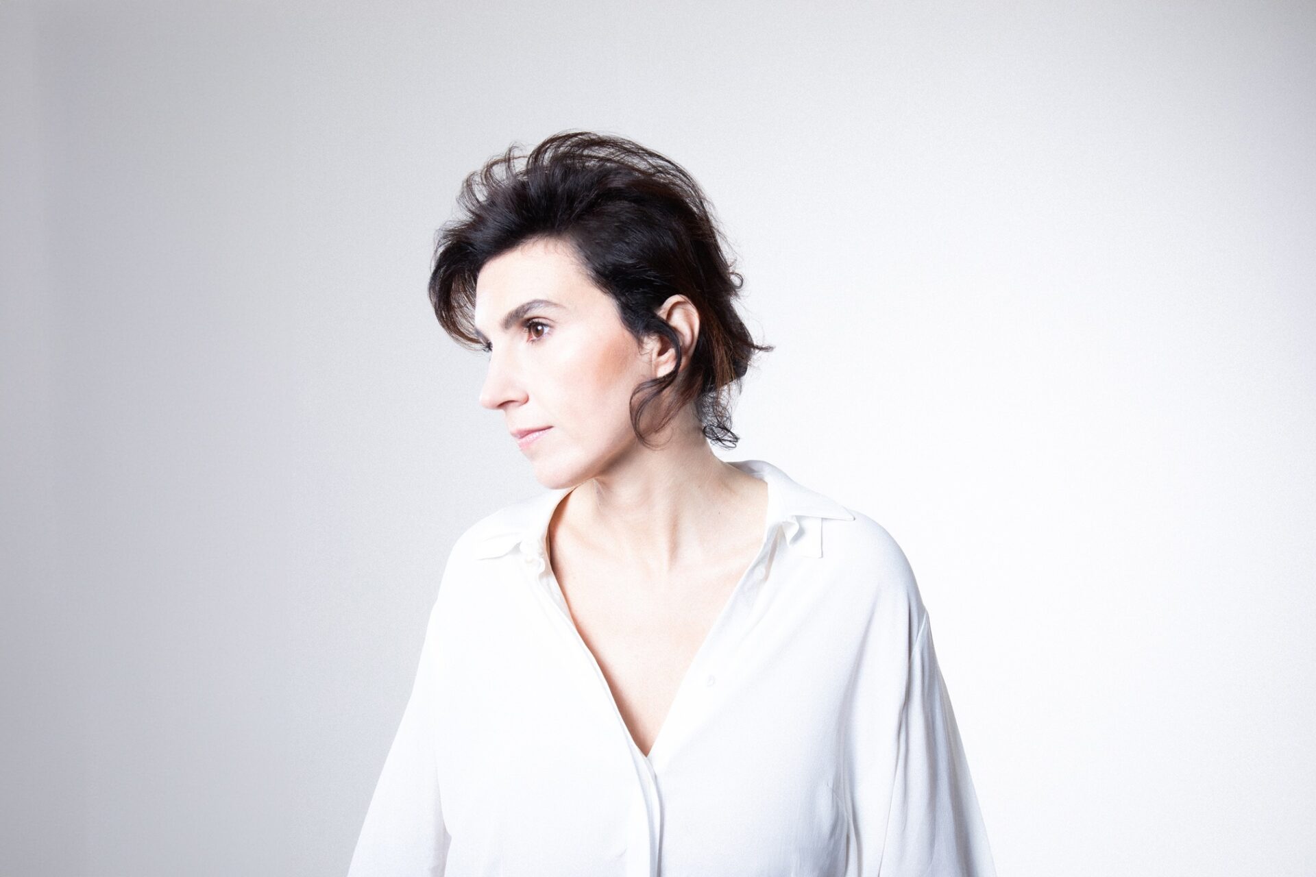 透明感あふれるピアノで神話を奏でる——オリヴィア・ベッリ、最新アルバム『ダイモン』が示す新境地