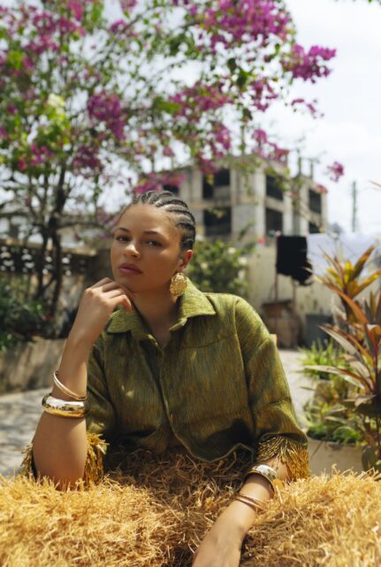 エルトン・ジョンも絶賛のネクター・ウッド、新曲「ライツ・オフ」で新章突入　雑音を断ち切るアンセミックな一曲