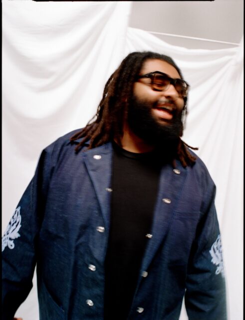 アップビートなのに胸に刺さる――注目の新人シンガーが語る「家族」と「自分」、そして世界ツアーへ