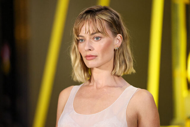 マーゴット・ロビー、パリコレで「大胆ボブ×前髪」を披露　新ヘアにファン注目