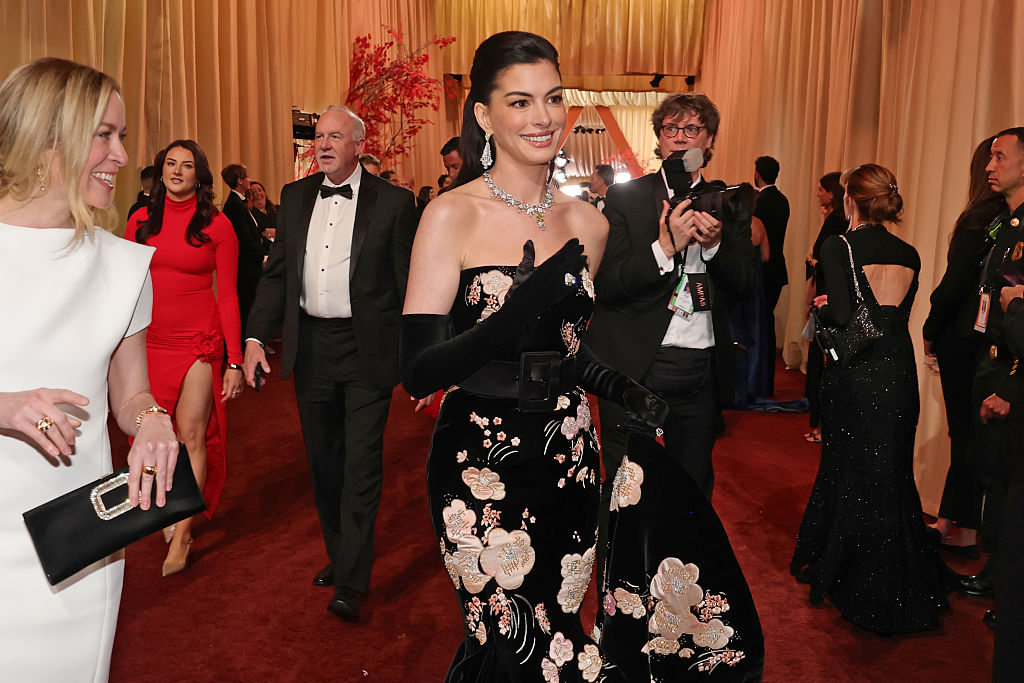 アカデミー賞のレッドカーペットが“ゴミ箱”に！女性が自宅で再利用し話題に