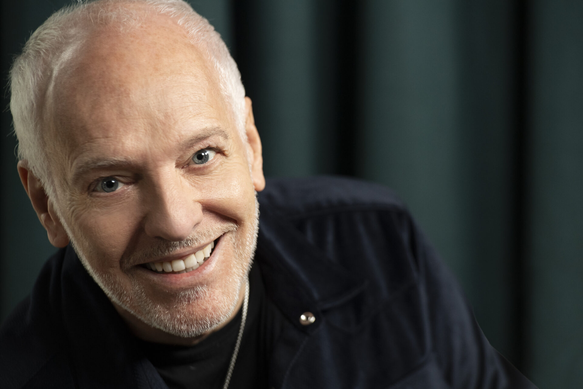 ピーター・フランプトンが16年ぶりに帰還──新作アルバム『Carry the Light』で示した“今のロック”