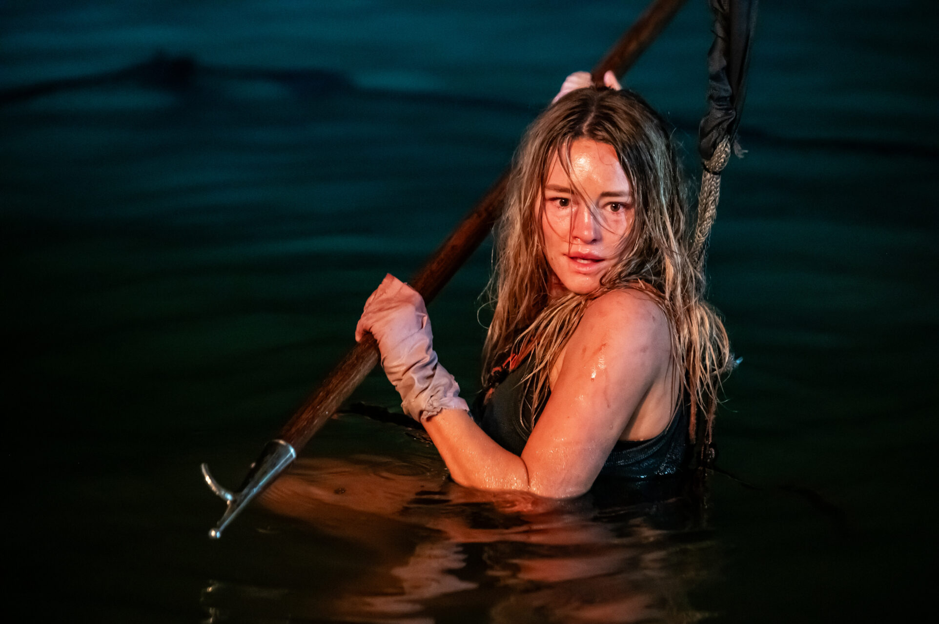 カンヌが震えた“初のサメ映画”が日本上陸　拍手喝采の問題作『デンジャラス・アニマルズ 絶望海域』とは