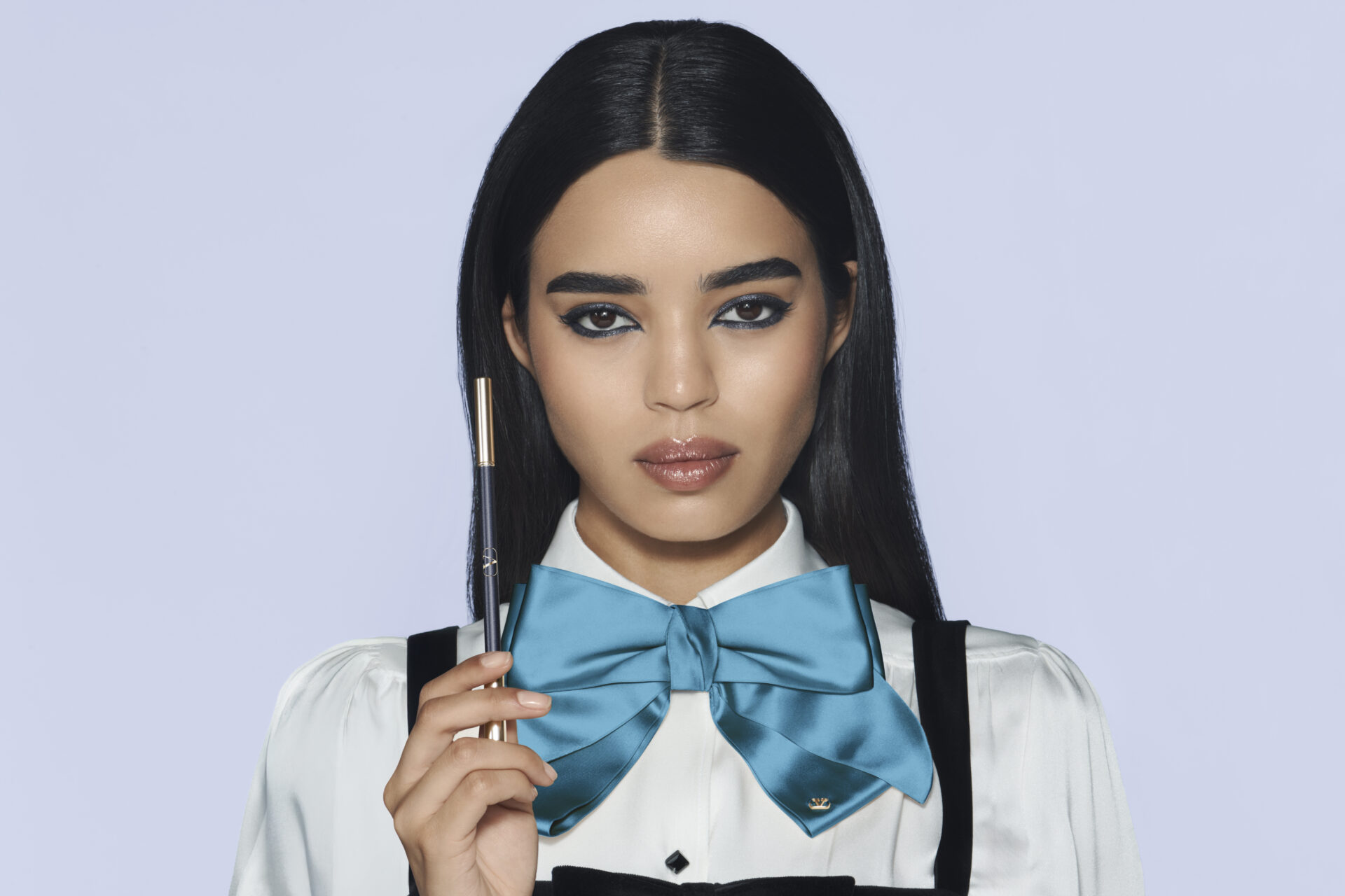 ヴァレンティノ ビューティの名品アイライナーに“ブルー旋風”！「ヴァレンティノ カラーグラフ」新4色が登場