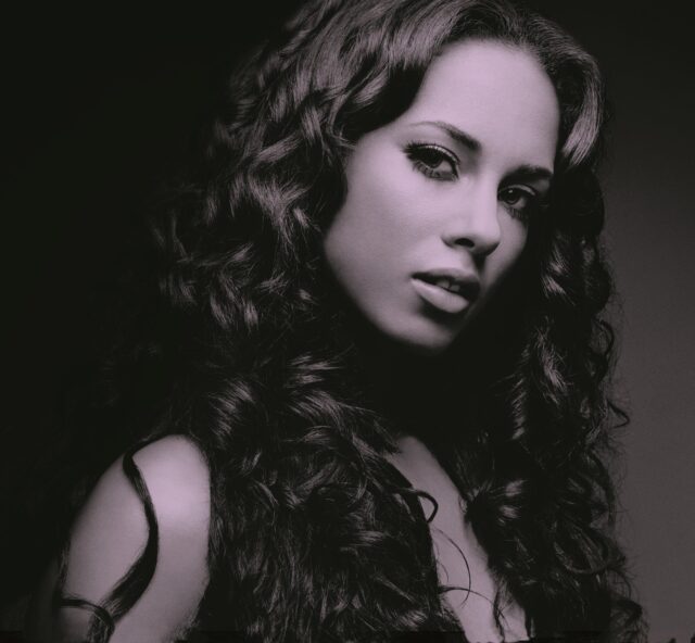 25年分の名曲をアナログで——アリシア・キーズ、日本限定ベスト盤が“完全生産限定”で登場