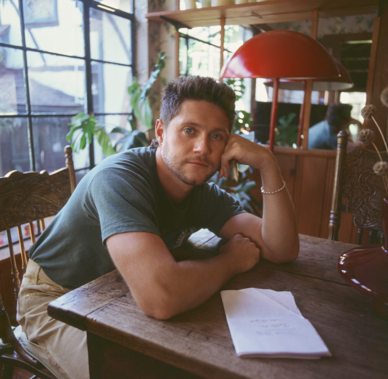 元ワン・ダイレクションのスターから世界的SSWへ――ナイル・ホーラン、新アルバム『Dinner Party』で示す現在地