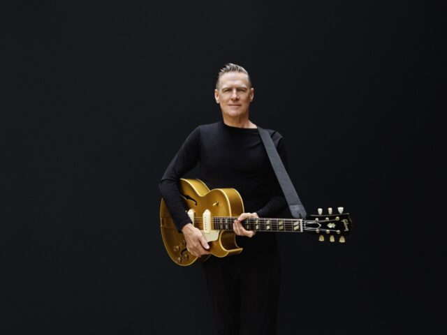 ブライアン・アダムス、荒廃した街で鳴らす最新ロック──新曲「タフ・タウン」MV突如公開