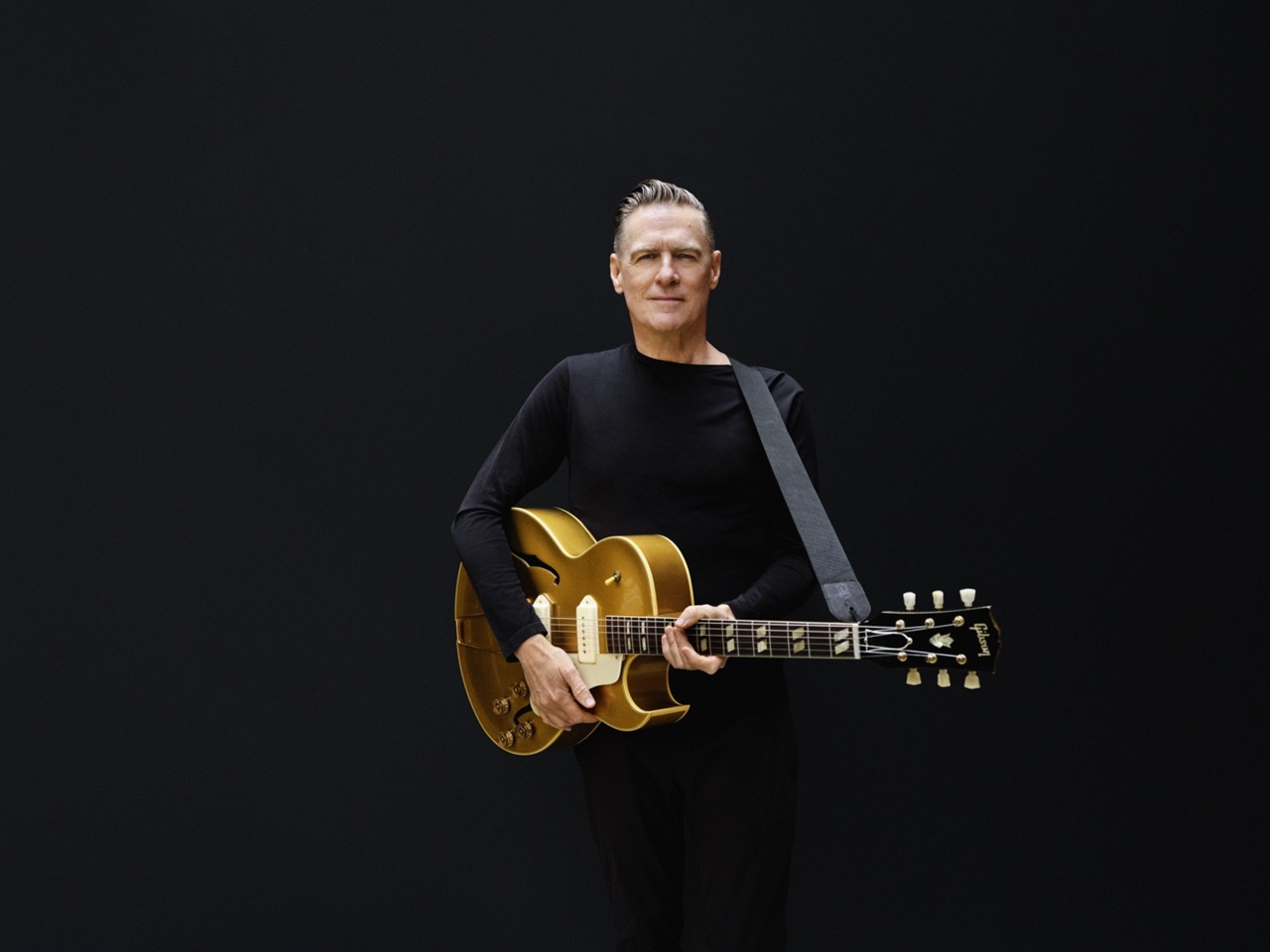 ブライアン・アダムス、荒廃した街で鳴らす最新ロック──新曲「タフ・タウン」MV突如公開