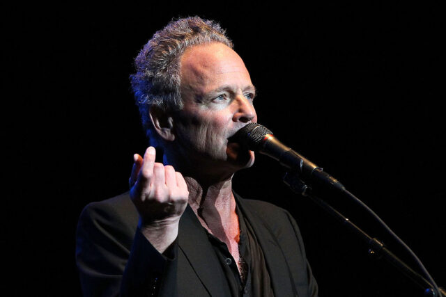 リンジー・バッキンガムを長年ストーキングしてきた犯人が「逮捕」その経緯とは