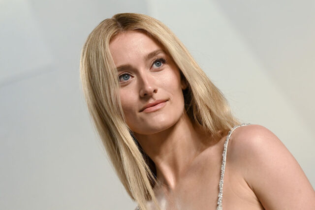 サラ・ピジョンが告白、撮影現場から”持ち帰った”リップティントとは