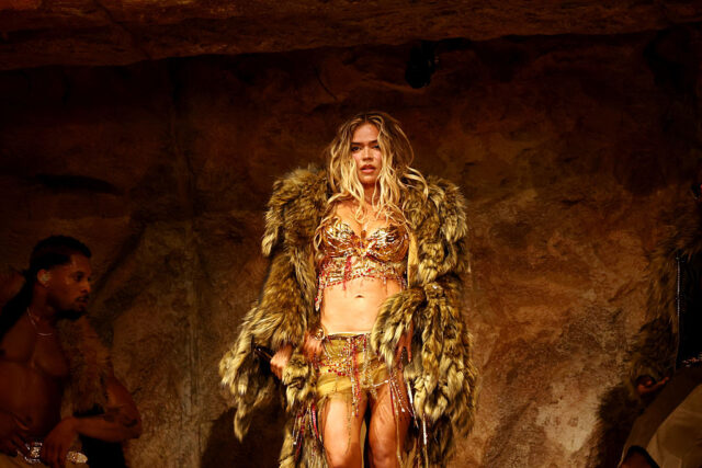 コーチェラ初のラテン系女性ヘッドライナー、カロル・Gが伝えた思い