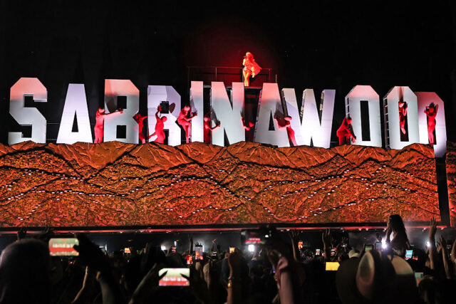 サブリナ・カーペンター、コーチェラ2026を“サブリナウッド”に染めた圧巻ステージ　豪華演出とSNS騒動も話題に