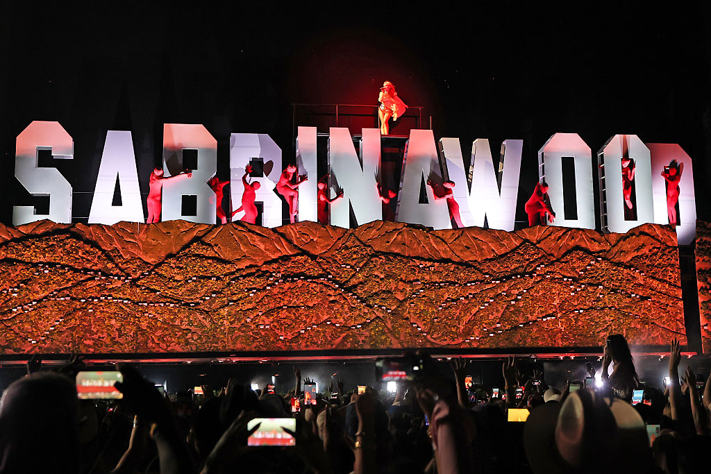 サブリナ・カーペンター、コーチェラ2026を“サブリナウッド”に染めた圧巻ステージ　豪華演出とSNS騒動も話題に