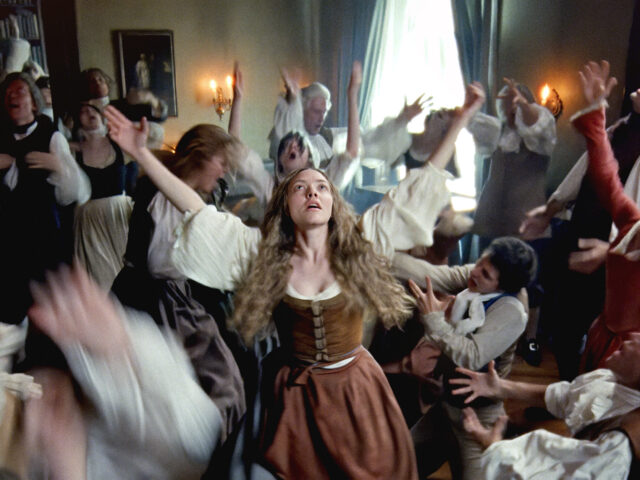 ゴールデングローブ賞ノミネートで話題沸騰――アマンダ・セイフライドが“実在の女性指導者”を鬼気迫る演技で体現した衝撃作