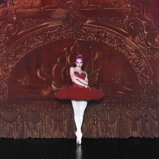 東欧から現れた“次のポップスター候補”　アデラが新曲「KGB」で野心をむき出しに