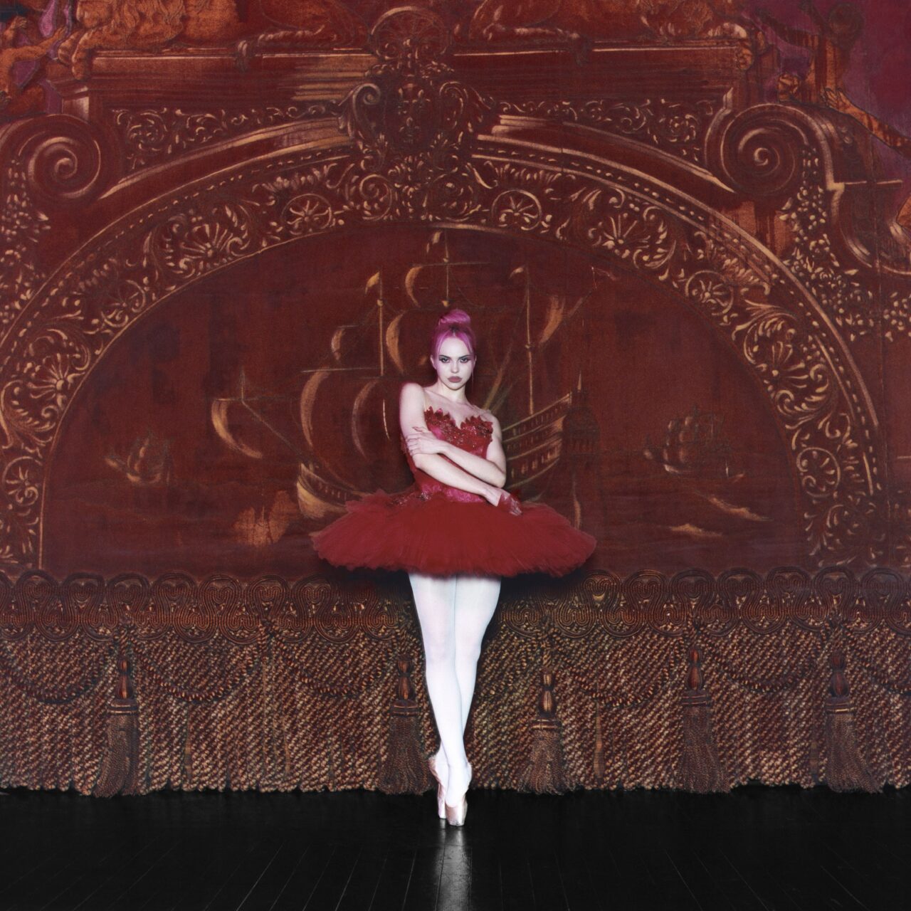 東欧から現れた“次のポップスター候補”　アデラが新曲「KGB」で野心をむき出しに