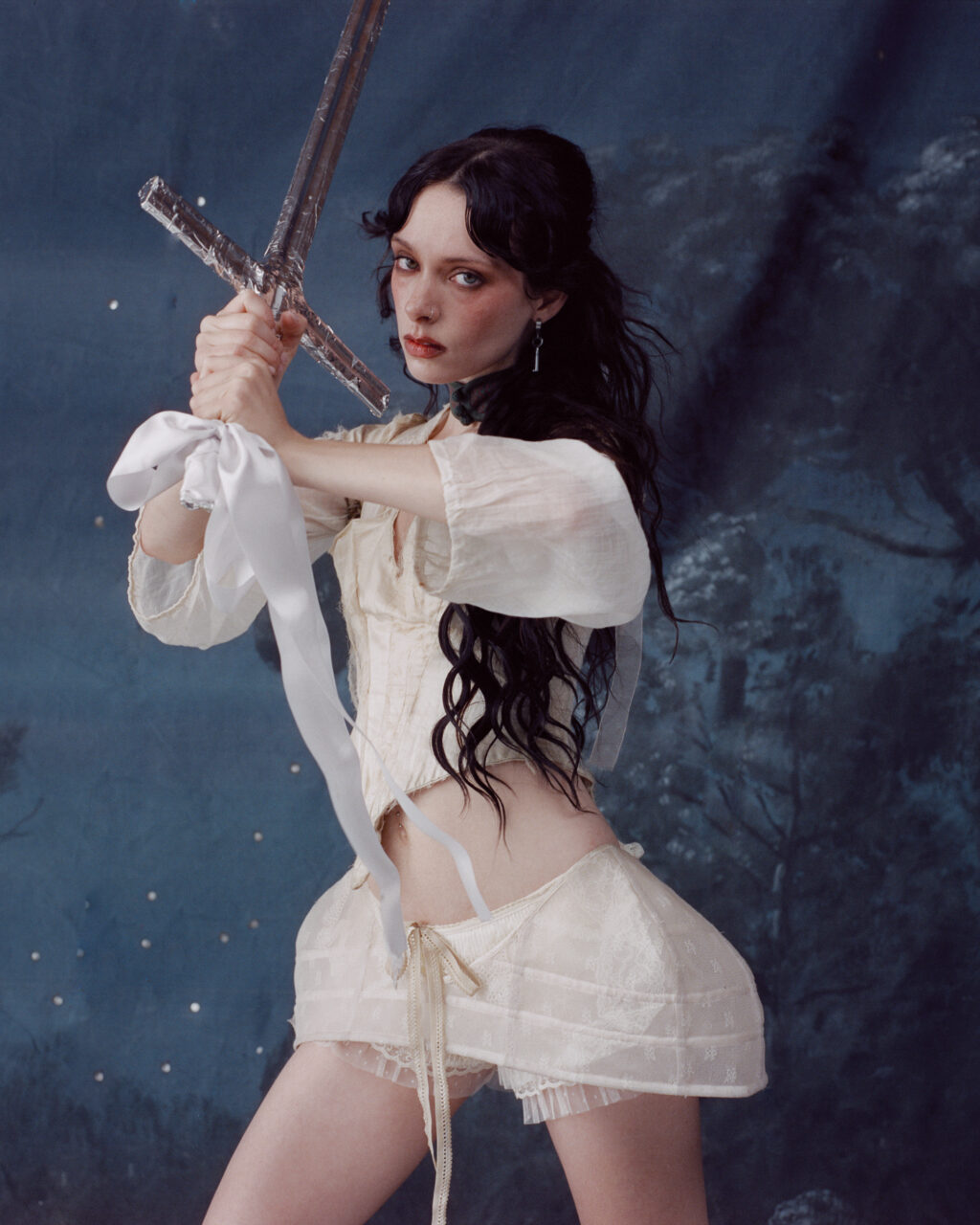 サマソニ出演目前のホリー・ハンバーストーン、葛藤と本音を刻んだ新作『Cruel World』を解禁