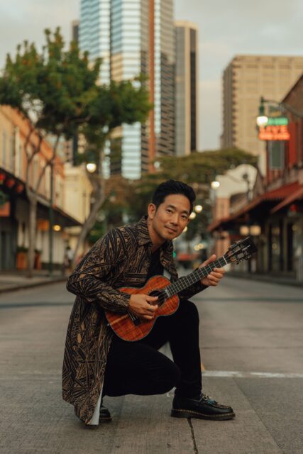 ウクレレの常識を更新し続ける男、ジェイク・シマブクロ。癒やしと没入の最新アルバム『Calm Seas』が日本上陸