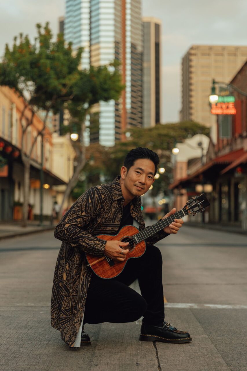 ウクレレの常識を更新し続ける男、ジェイク・シマブクロ。癒やしと没入の最新アルバム『Calm Seas』が日本上陸