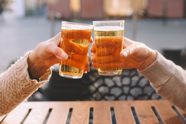 Z世代は「遅れて大人になる世代」、飲まない若者が増えた理由とは