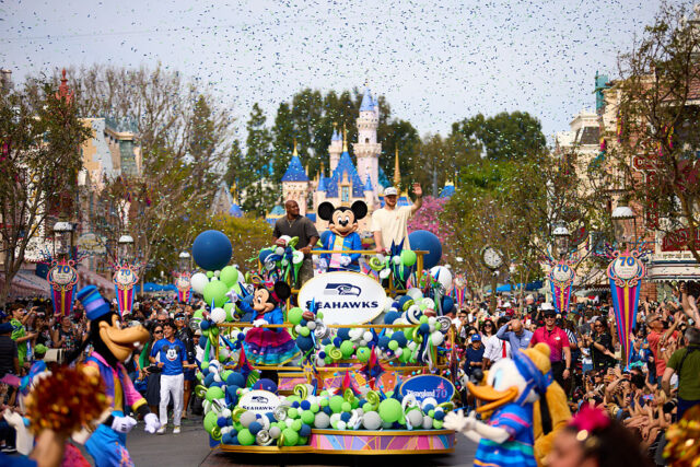 ディズニーで走行中の「フロート」に飛び乗った結果