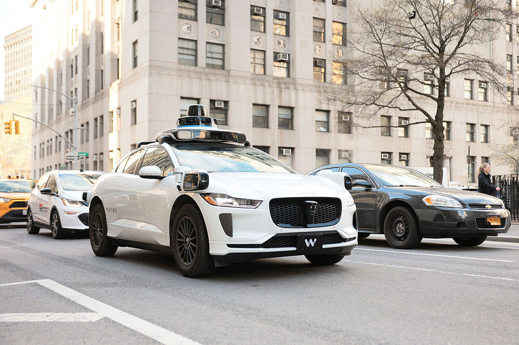 “大量の無人タクシー”が袋小路をぐるぐる…自動運転タクシー「Waymo」に住民困惑