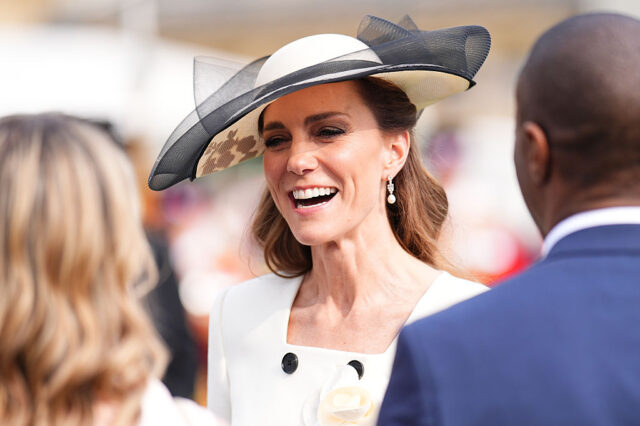 キャサリン皇太子妃、芝生でもブレない“ヒール姿”に「浮いている!?」と話題