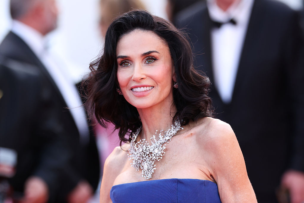 デミ・ムーア、「マリリン・モンロー風巻き髪」で大変身