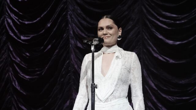 乳がん手術から1年のジェシー・J、がん完治で号泣を告白