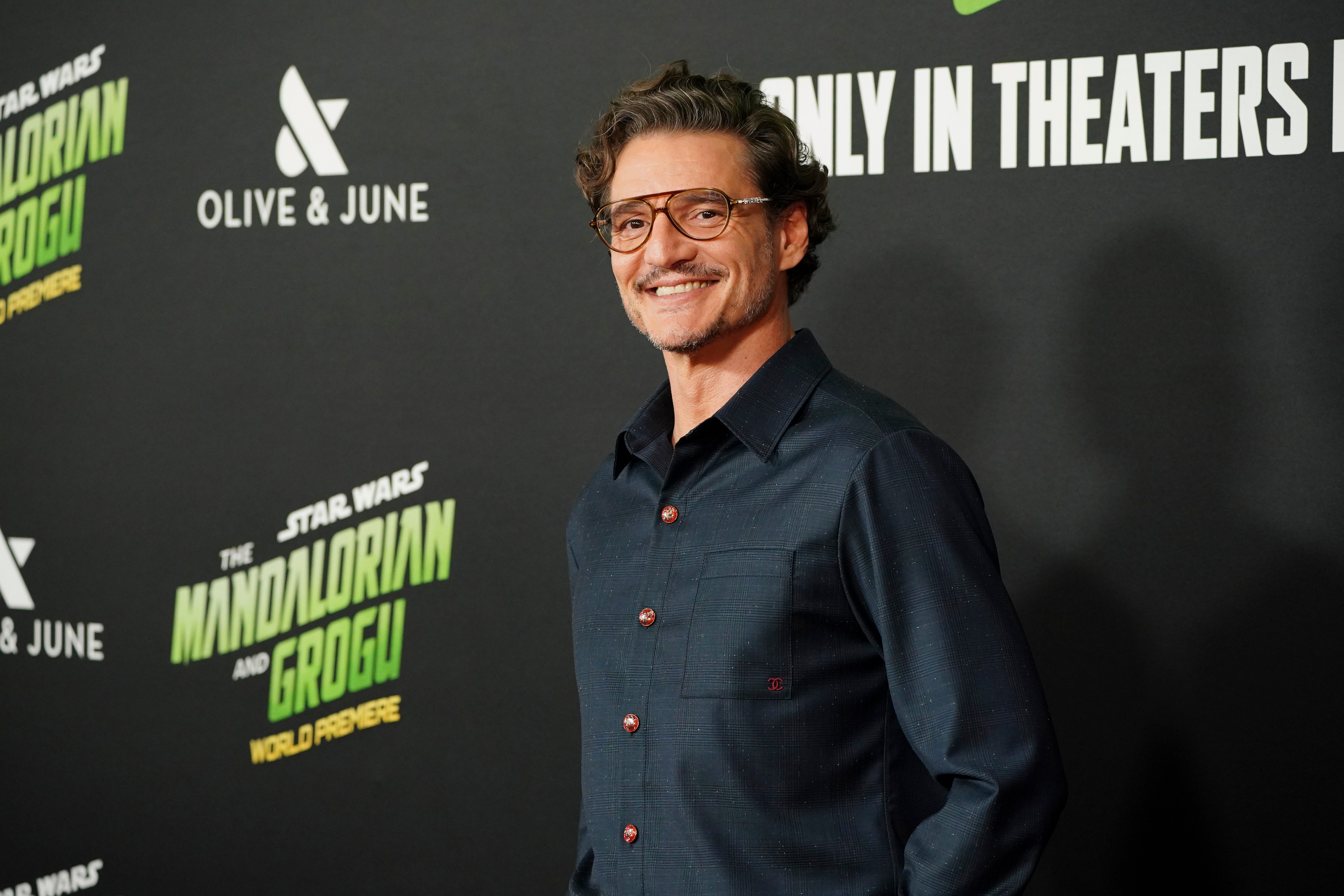 ペドロ・パスカル、映画公開直前にディズニーランドを電撃訪問