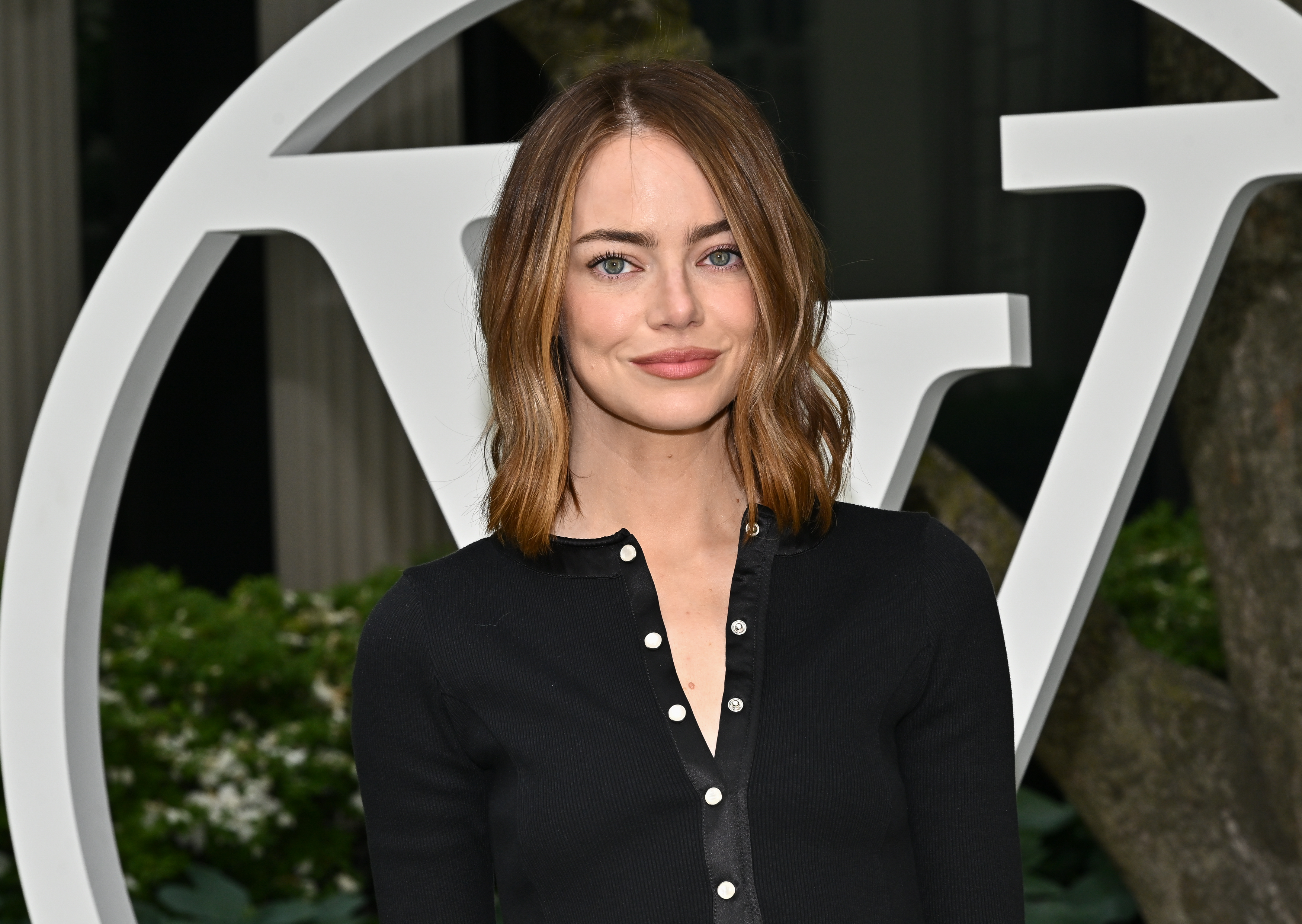 エマ・ストーン、ルイ・ヴィトンのクルーズコレクションショーに登場　新ヘアも話題