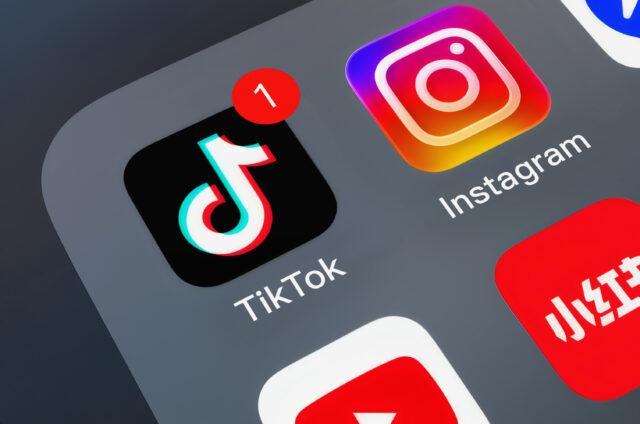 海外TikTokでバズるコスメ——“食べたくなる香り”のミストと話題のシートマスク
