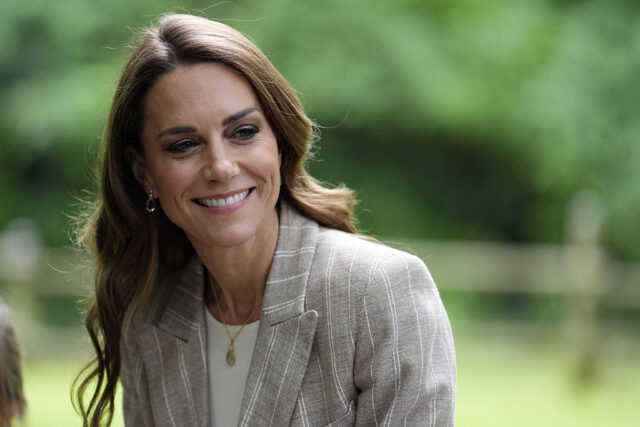キャサリン皇太子妃、がんセンターを訪問――化学療法を終えた女性を抱擁する姿に反響