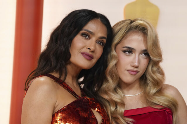 サルマ・ハエック、18歳娘ヴァレンティナとイベントに登場　「瓜二つ」と話題