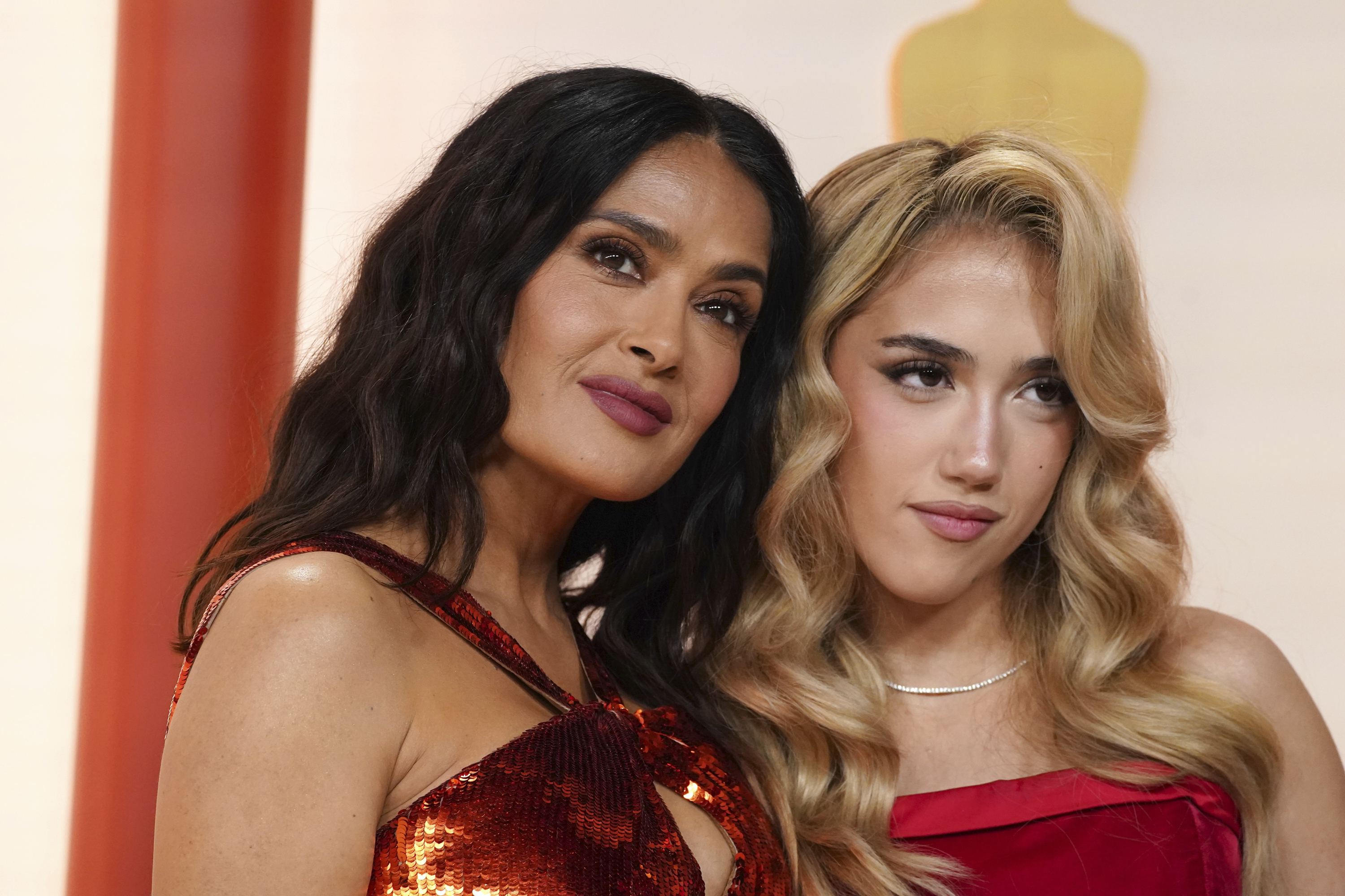 サルマ・ハエック、18歳娘ヴァレンティナとイベントに登場　「瓜二つ」と話題
