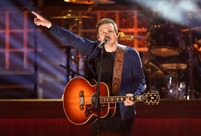 モーガン・ウォーレン、ライブでピアノを“ひっくり返す”——本人が騒動に言及
