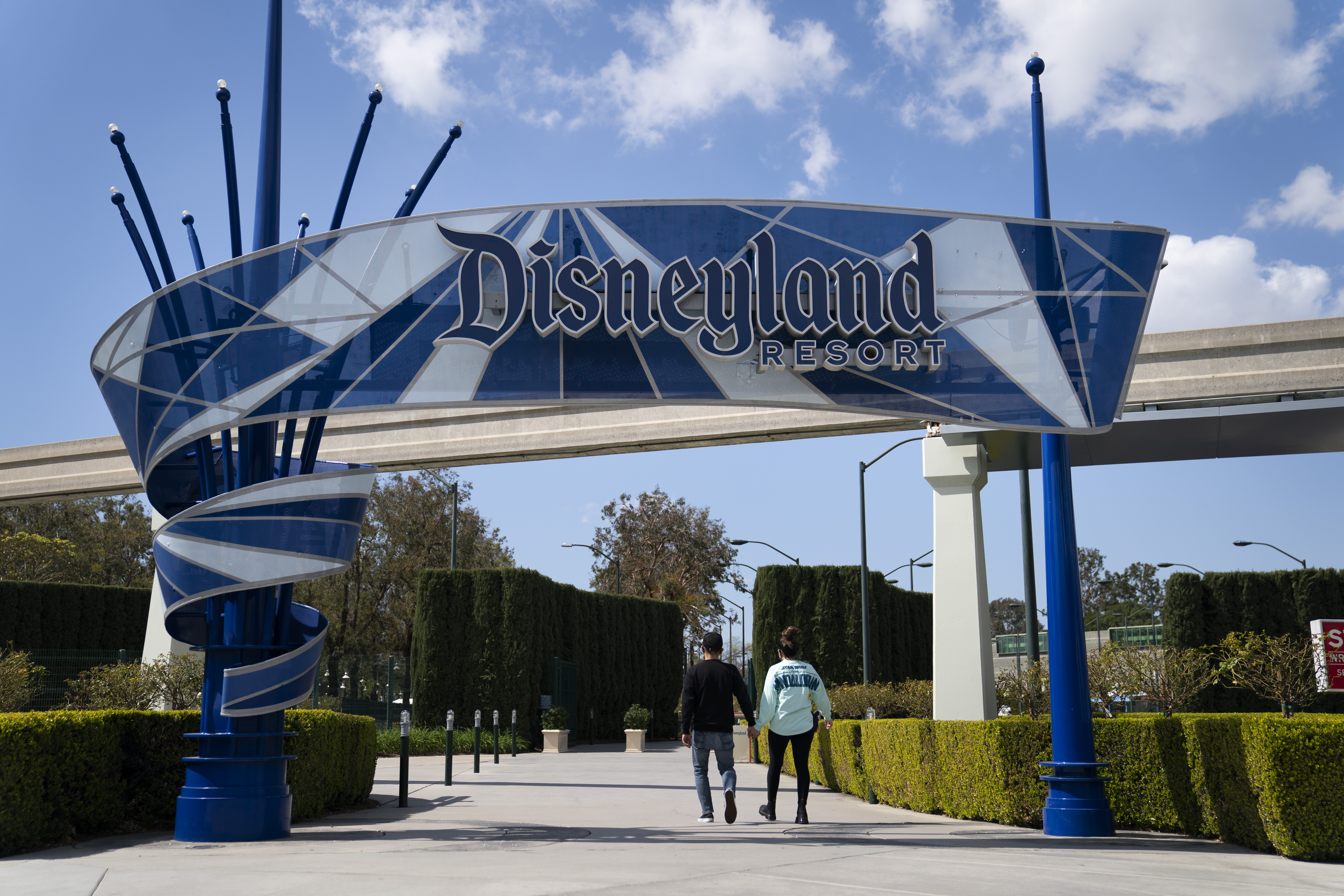 米ディズニーランドで13歳少年がライドを離脱、約15.8メートルの急斜面を滑り落ちる