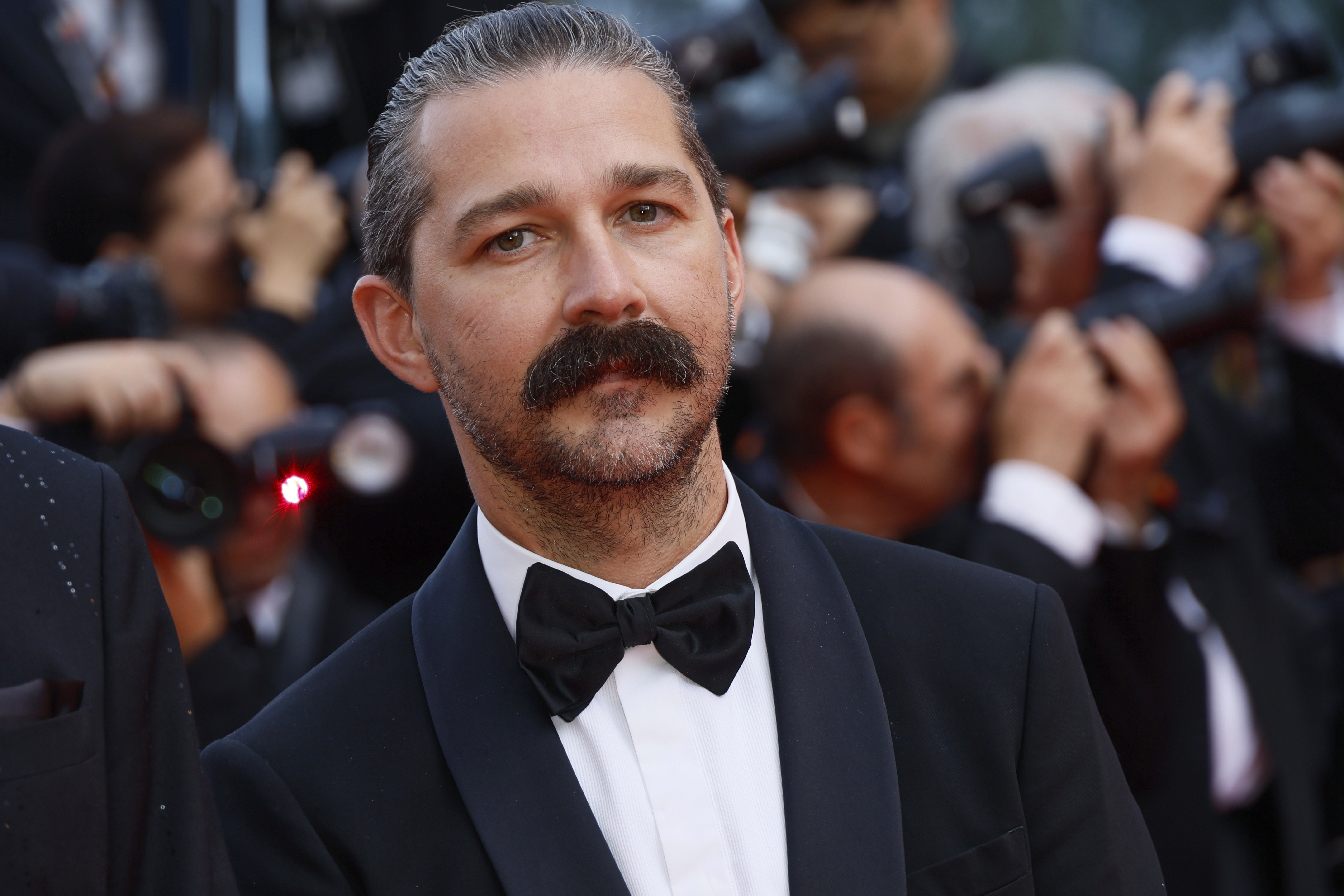 シャイア・ラブーフ、暴行3件で有罪答弁——実刑回避の「条件」とは